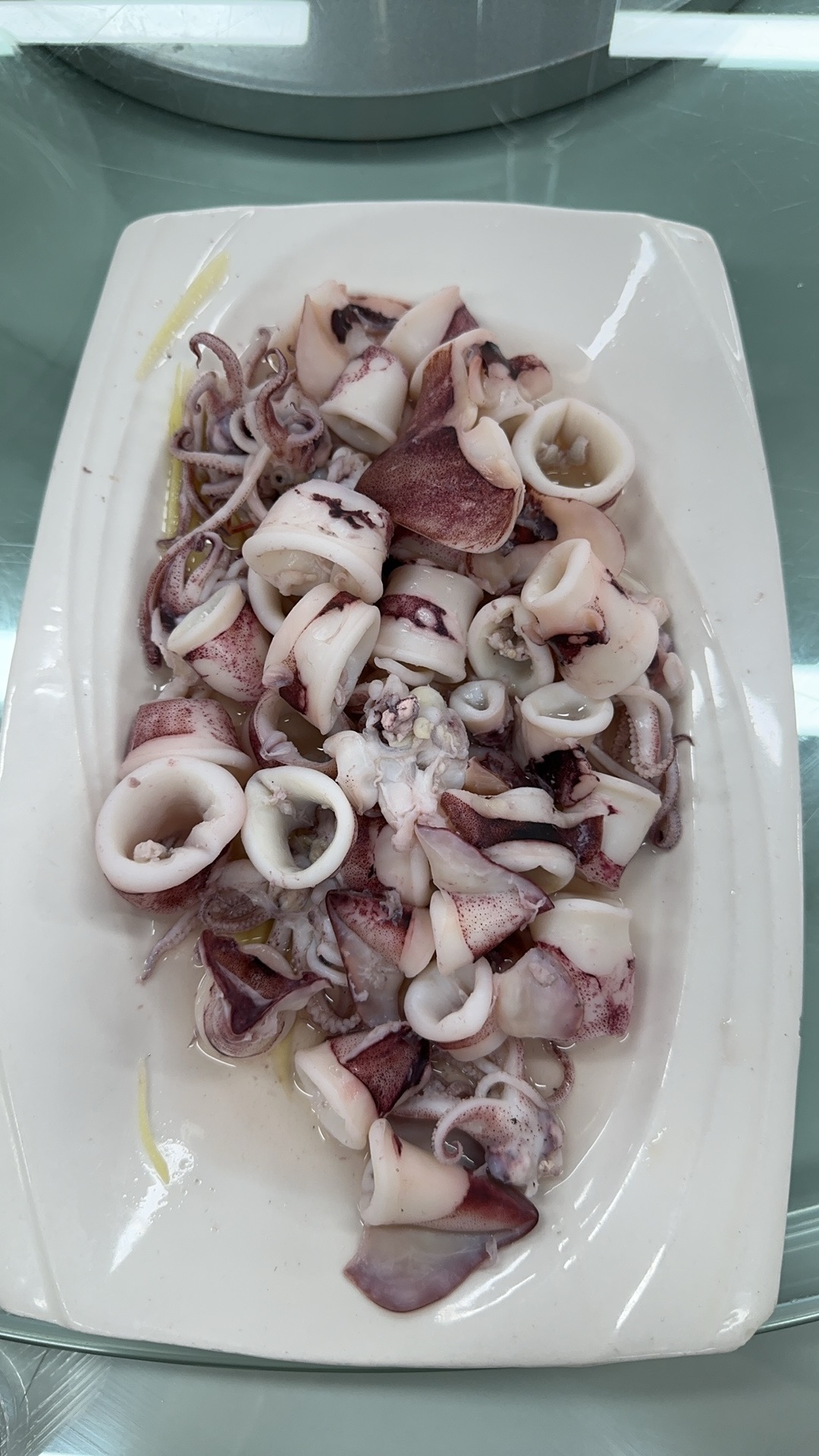 海鲜面馆的餐桌一角