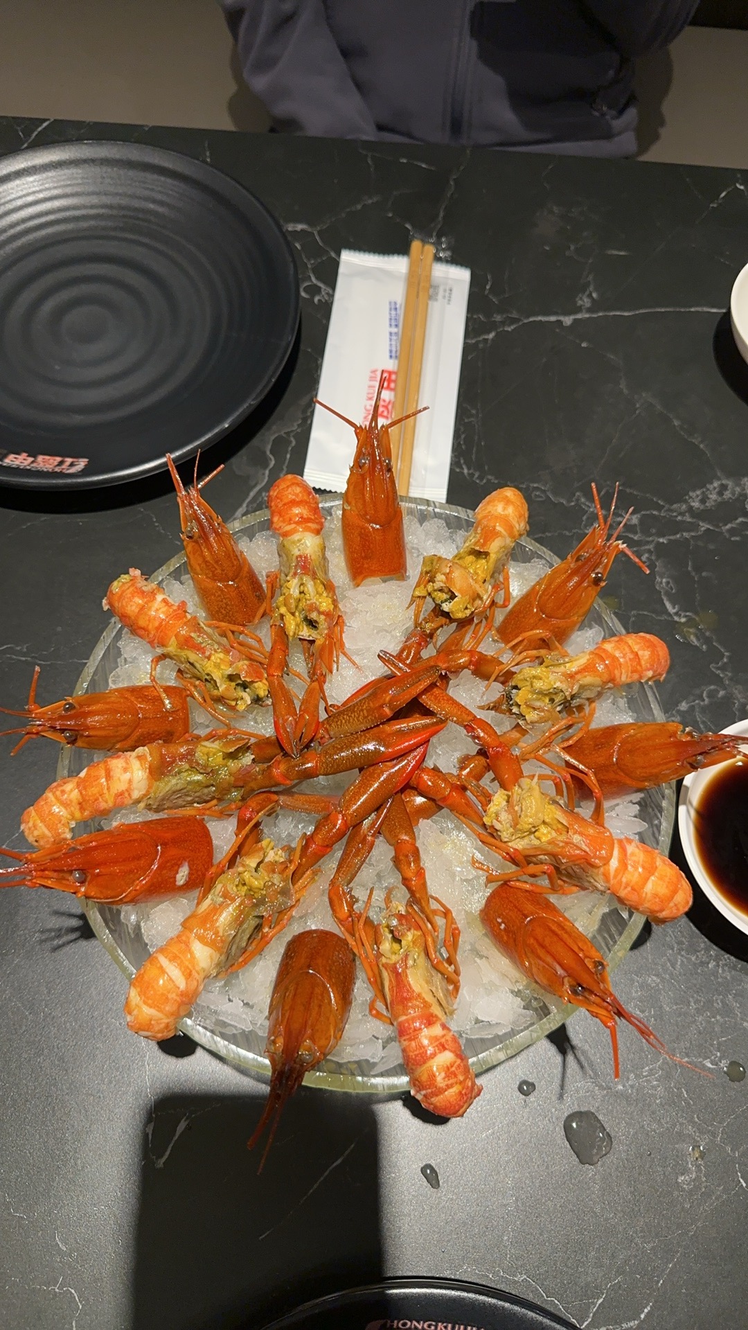 红盔甲的小龙虾餐桌